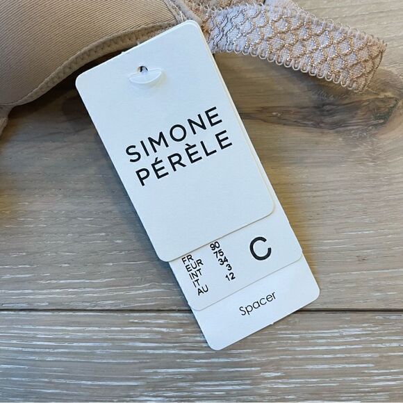 Simone Perele
Caresse 3D Plunge Lace Underwire Bra - Picture 5 of 8